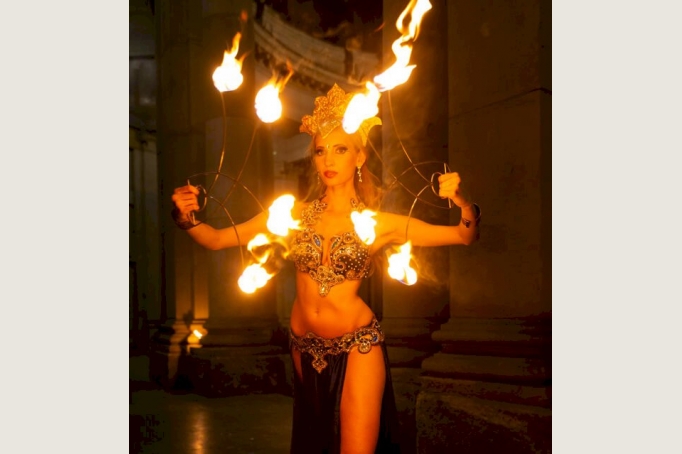 Bauchtänzerin Aaliyah aus Berlin, auch mit Feuershow, Samba Show und LED Show buchbar